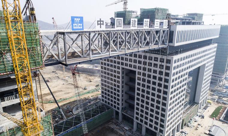 云端合龙 我国高层建筑大跨度钢结构连廊成功提升至736米的技术飞跃